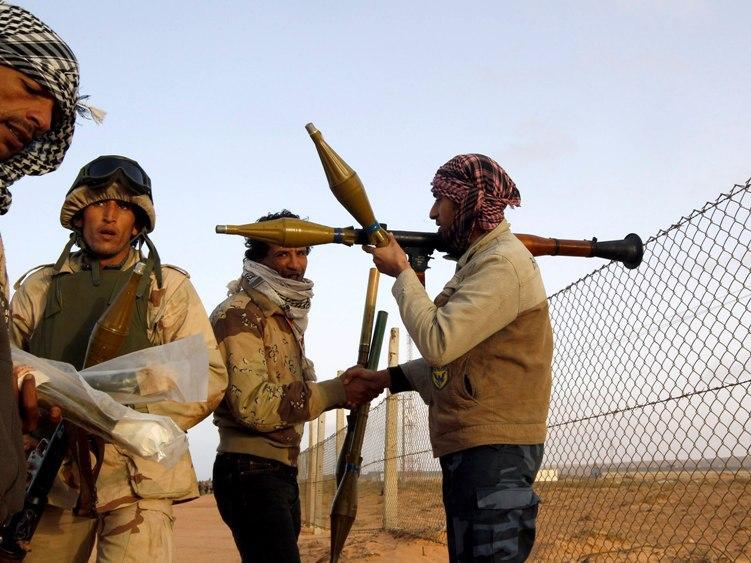 Opt soldaţi britanici de elită, capturaţi de rebelii din Libia