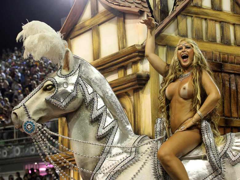 Carnaval la Rio! Vezi imagini de pe Sambadron! 18423653
