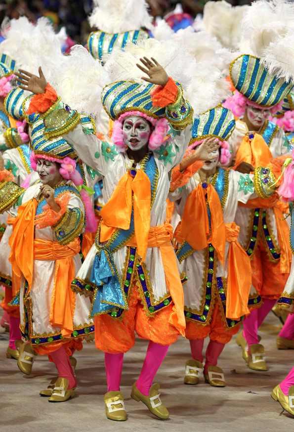 Carnaval la Rio! Vezi imagini de pe Sambadron! 18423658