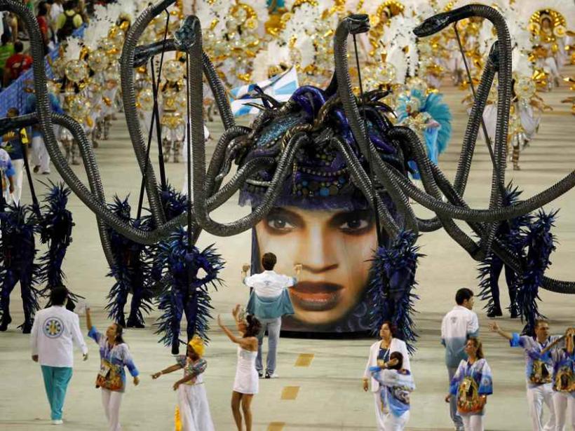 Carnaval la Rio! Vezi imagini de pe Sambadron! 18423662