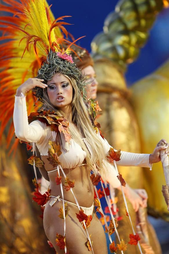Carnaval la Rio! Vezi imagini de pe Sambadron! 18423676