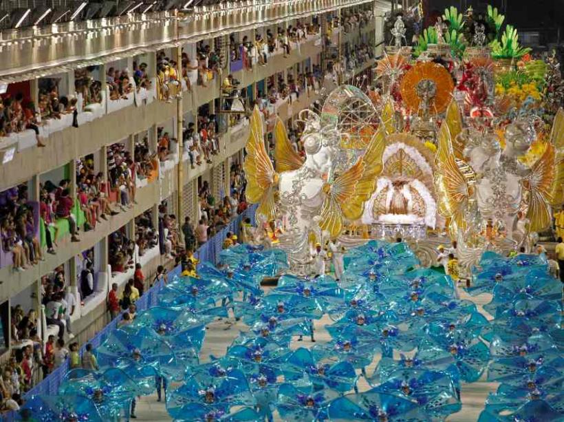 Carnaval la Rio! Vezi imagini de pe Sambadron! 18423704