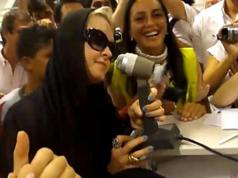 Cyndi Lauper cântă în aeroport! (Video)