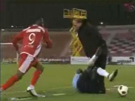 Video: Un fotbalist şi-a accidentat propriul antrenor