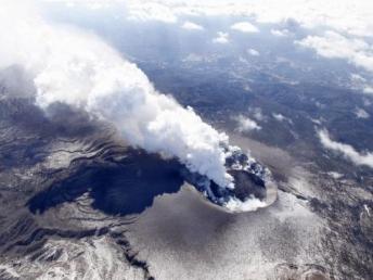 Vulcanul Shinmoedake a început sa erupă
