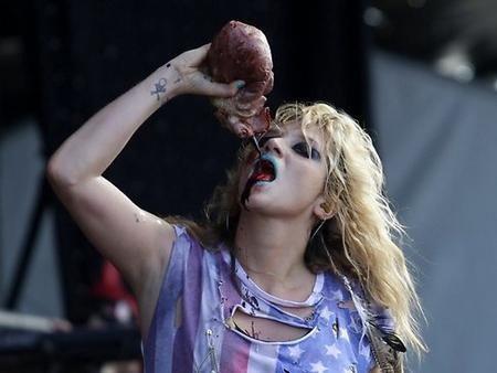 Ke$ha şochează publicul, bând sânge în timpul unui concert (Video)