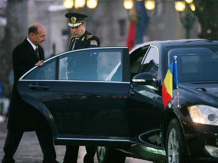 Traian Băsescu se gândeşte să demisioneze în 2012