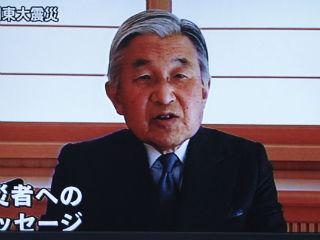 Împăratul Akihito se roagă pentru sufletele victimelor cutremurului