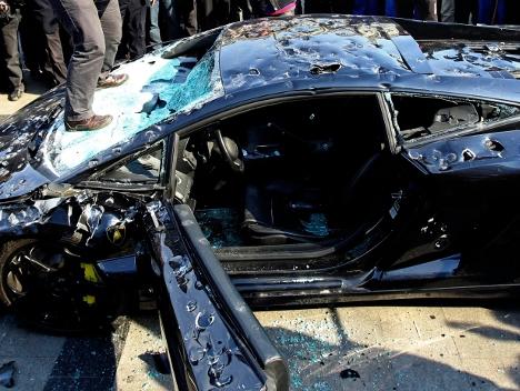Protest inedit: Lamborghini Gallardo distrus cu ciocanele în China!