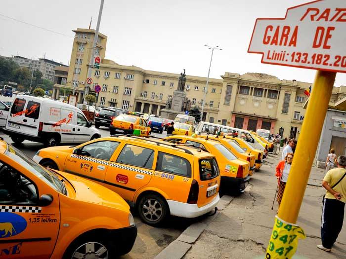 Taximetriştii presează „indexarea” tarifelor