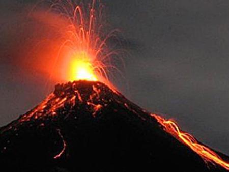 Indonezia: Sute de persoane evacuate în urma erupţiei unui vulcan