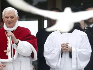 Papa Benedict al XVI-lea face apel la militari să-i protejeze pe libieni