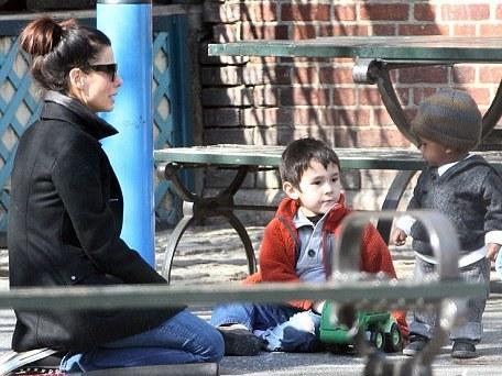 Sandra Bullock se bucură de primăvară în parc, alături de fiul său