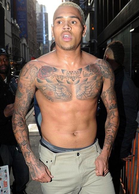 Chris Brown, violent după ce a fost întrebat la TV de incidentul cu Rihanna (Video)
