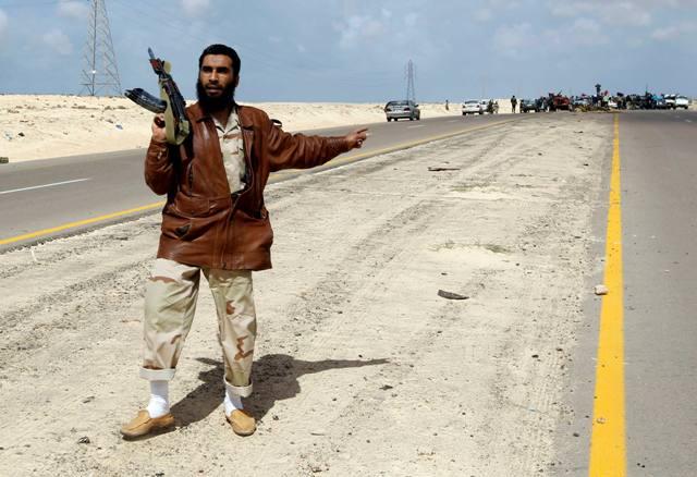 Trei jurnalişti occidentali, reţinuţi de armata libiană