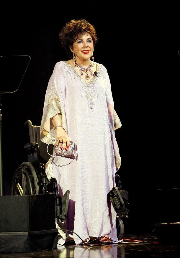 Elizabeth Taylor: O viaţa  în lumina reflectoarelor 18425725
