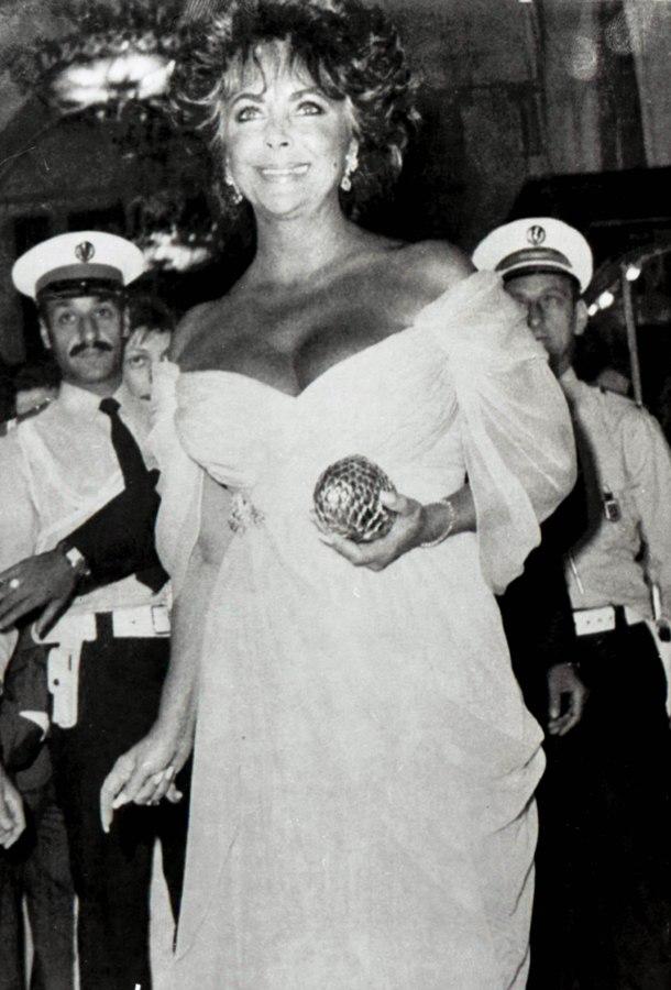 Elizabeth Taylor: O viaţa  în lumina reflectoarelor 18425727