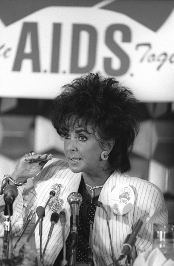 Elizabeth Taylor: O viaţa  în lumina reflectoarelor 18425729