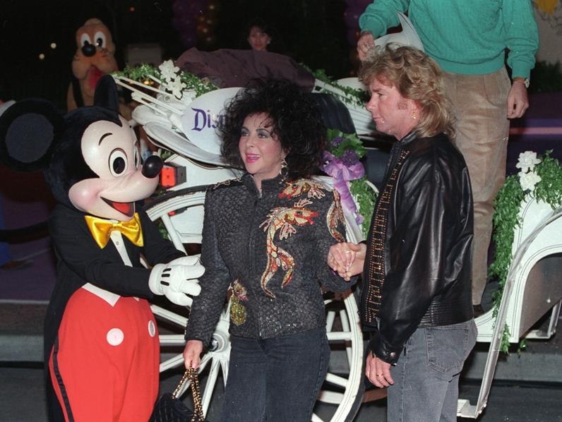 Elizabeth Taylor: O viaţa  în lumina reflectoarelor 18425731