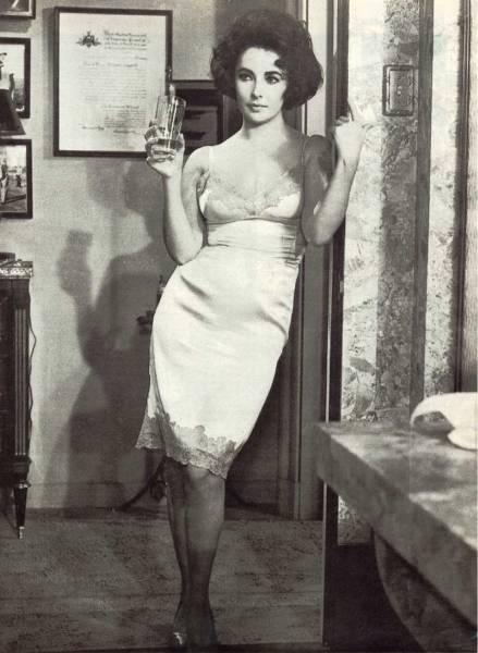 Elizabeth Taylor: O viaţa  în lumina reflectoarelor 18425732