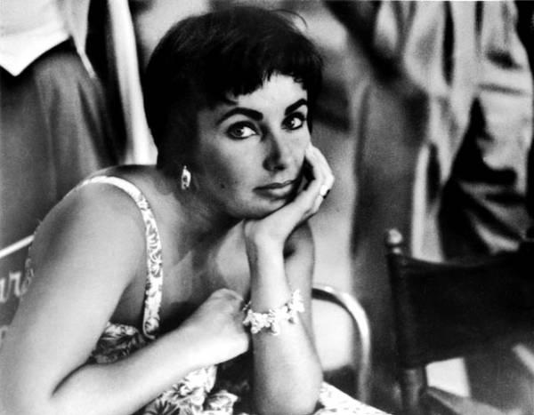 Elizabeth Taylor: O viaţa  în lumina reflectoarelor 18425740
