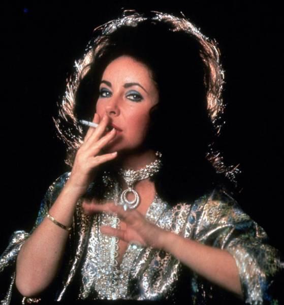 Elizabeth Taylor: O viaţa  în lumina reflectoarelor 18425744