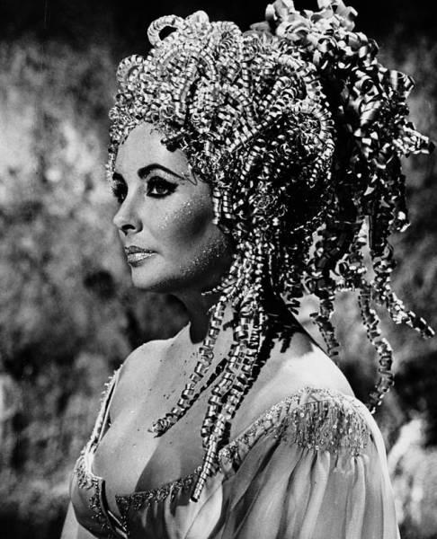 Elizabeth Taylor: O viaţa  în lumina reflectoarelor 18425746