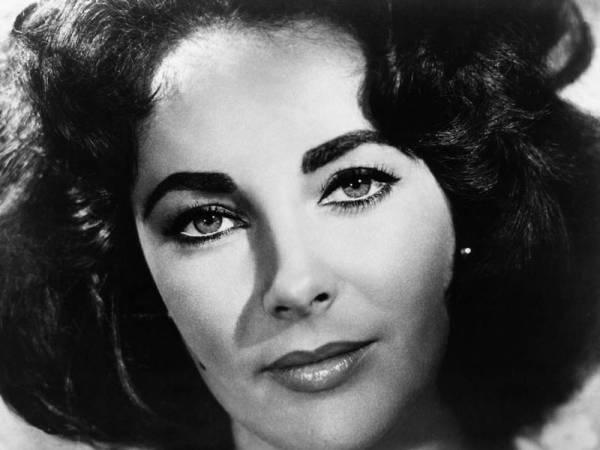 Elizabeth Taylor: O viaţa  în lumina reflectoarelor 18425749