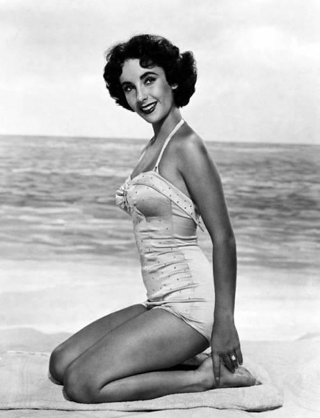 Elizabeth Taylor: O viaţa  în lumina reflectoarelor 18425753