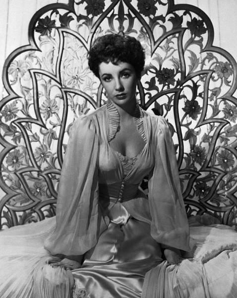 Elizabeth Taylor: O viaţa  în lumina reflectoarelor 18425755