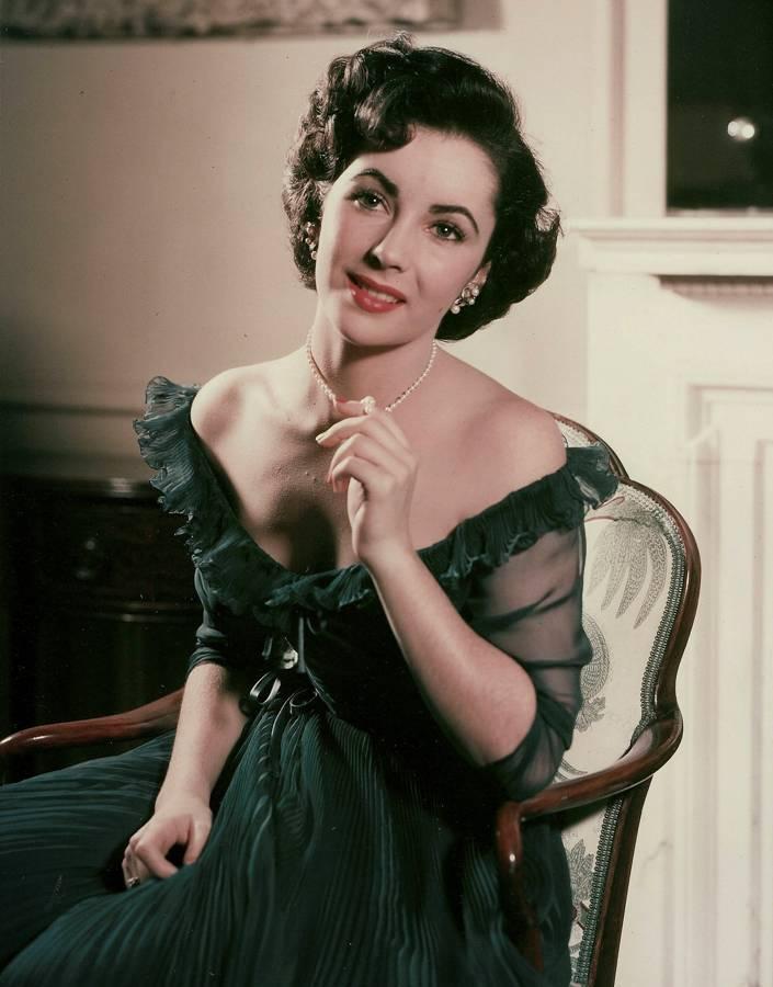 Elizabeth Taylor: O viaţa  în lumina reflectoarelor 18425757