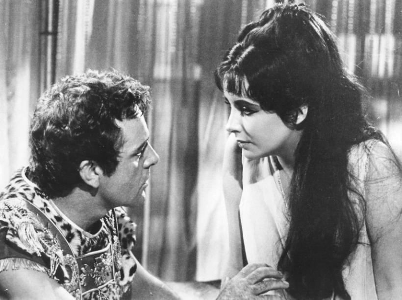 Elizabeth Taylor: O viaţa  în lumina reflectoarelor 18425758