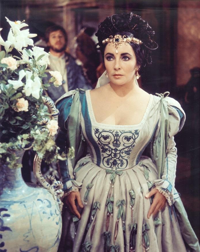 Elizabeth Taylor: O viaţa  în lumina reflectoarelor 18425759