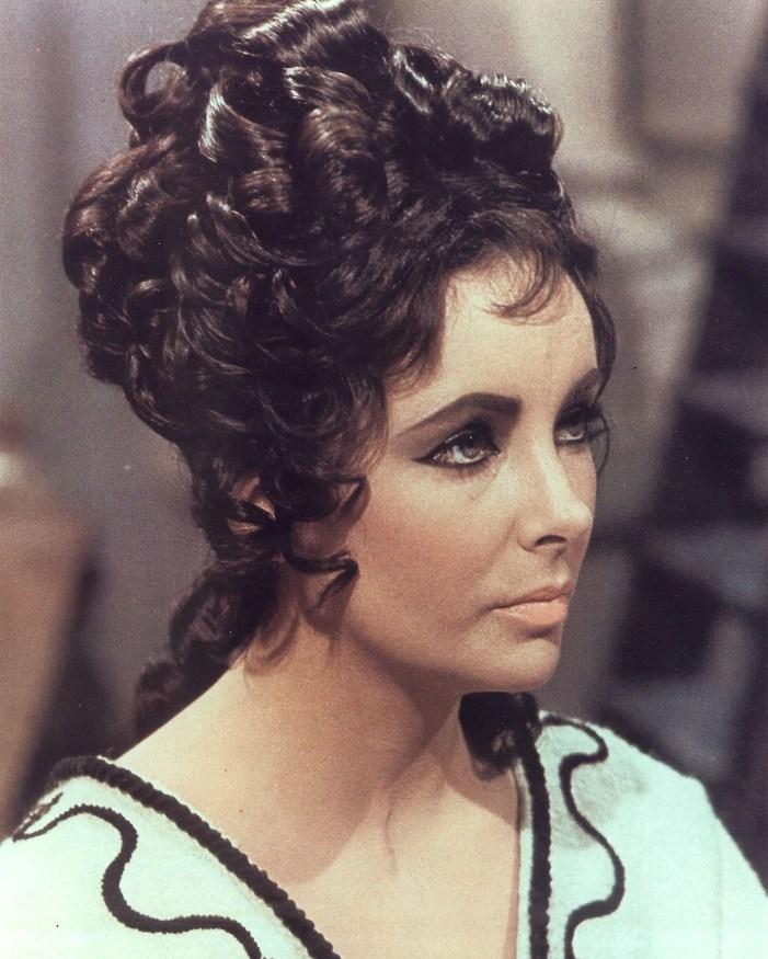 Elizabeth Taylor: O viaţa  în lumina reflectoarelor 18425760