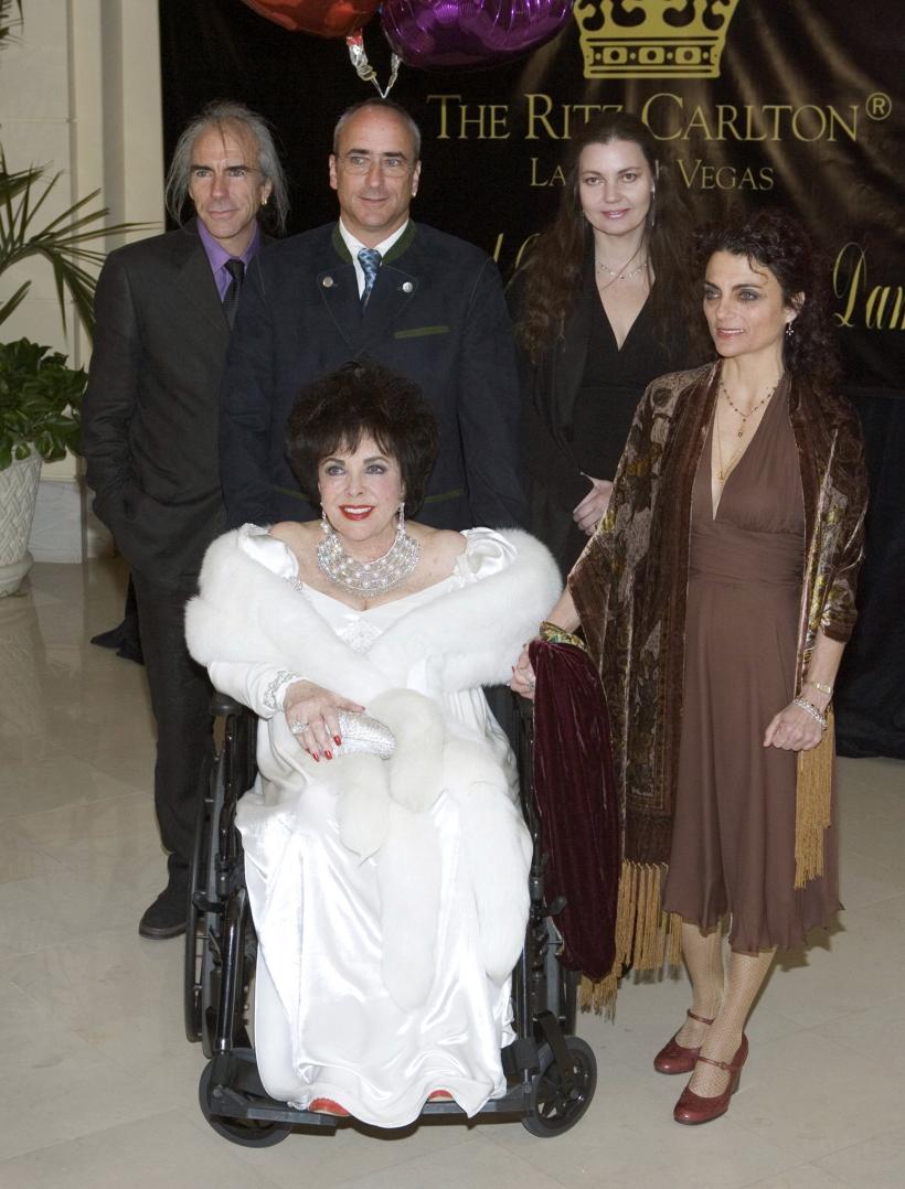 LIZ TAYLOR 18425717