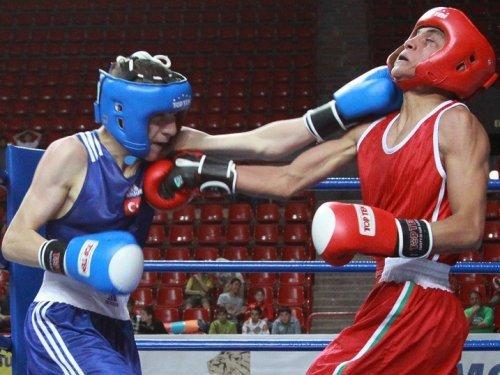 AIBA a ridicat suspendarea boxerilor români