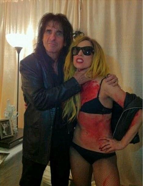 Alice Cooper a strâns-o de gât pe Lady Gaga