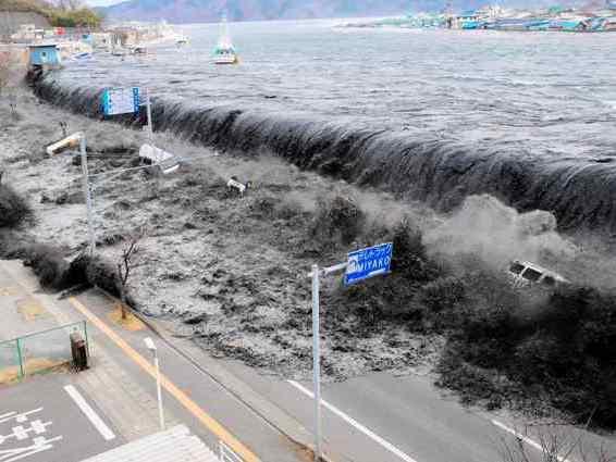 Noi imagini cu valul tsunami care a devastat Japonia