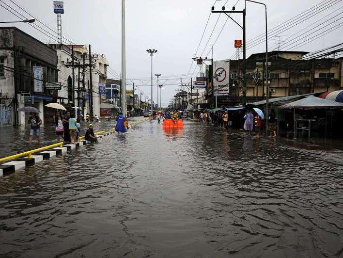 Inundaţiile fac ravagii în Thailanda: Mii de turişti, izolaţi pe insule