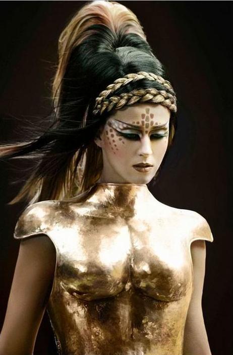 Katy Perry lasă corsetele pentru look-ul unei extraterestre aurii