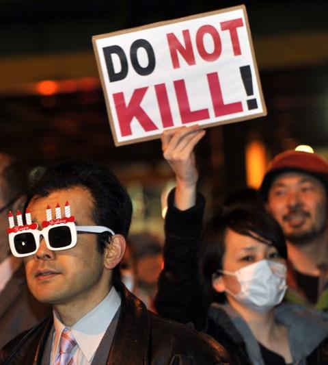Protest la TEPCO: "Opriţi energia nucleară!"