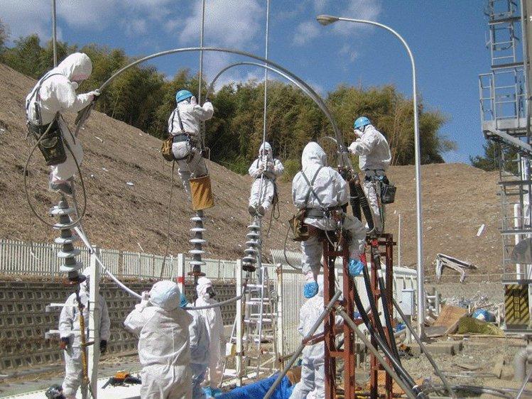 The Independent: "Sinucigaşii" de la Fukushima, plătiţi regeşte