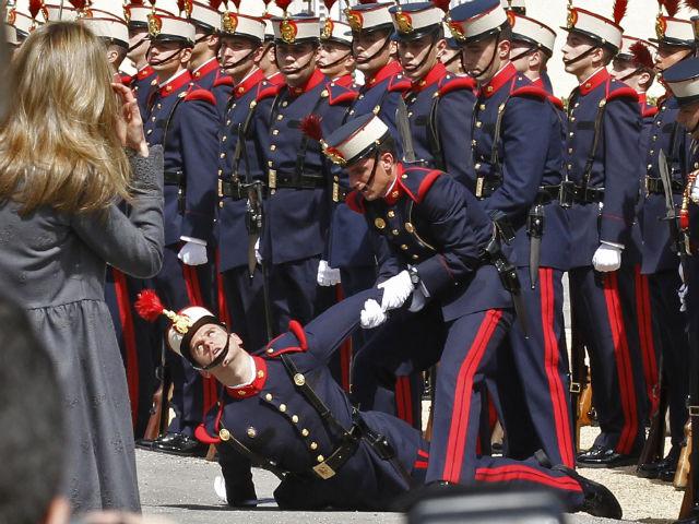 Un soldat spaniol a murit în timp ce îi dădea onorul Prinţului Charles