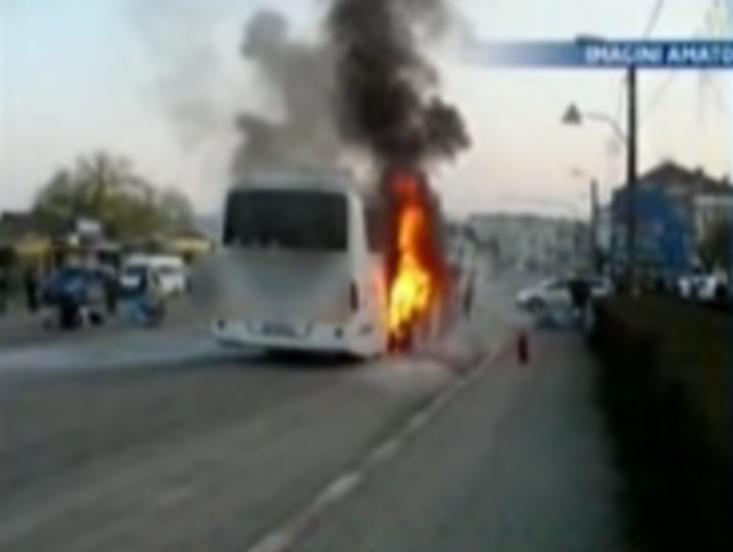 Autocar cu 30 de persoane, în flăcări