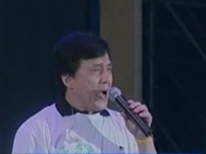 Jackie Chan cântă pentru sinistraţii japonezi (Video)