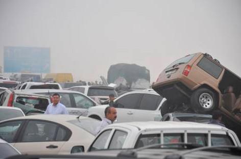 127 de maşini, implicate într-un accident în lanţ, pe o autostradă din Abu-Dhabi
