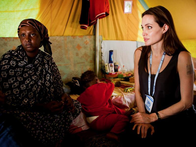 Angelina Jolie a vizitat graniţa tunisiano-libiană pentru a sta de vorbă cu refugiaţii