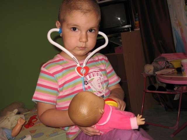 S-o ajutăm pe Selena să învingă cancerul-monstru