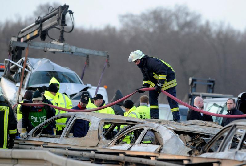 80 de maşini, implicate într-un accident pe o autostradă din Germania