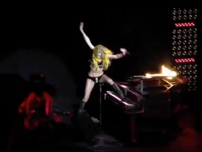 Lady Gaga a căzut de pe pian, sub ochii fanilor (Video)